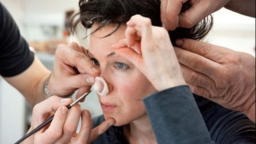 Renee Zellweger transforming into Judy Garland